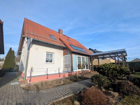 Wohnhausansicht (Rückseite) mit Wintergarten und teilüberdachter Terrasse (Süd)