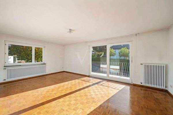 Schlafzimmer im Obergeschoss mit Ausgang zum Balkon