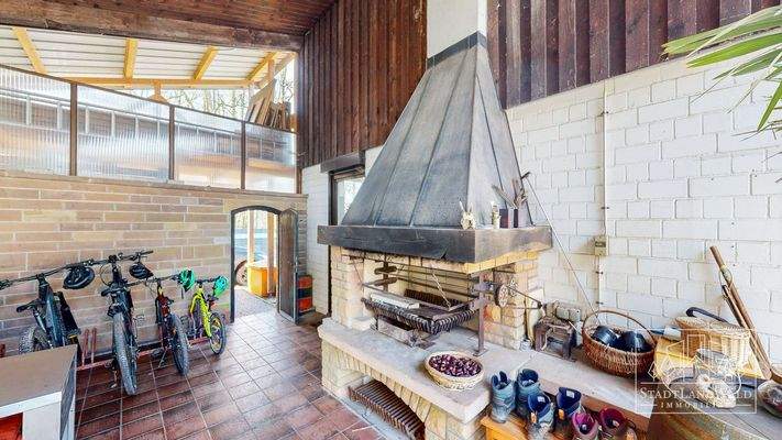 Überdachter Freisitz mit Kamin