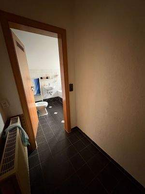 Badezimmer mit Fliesenboden