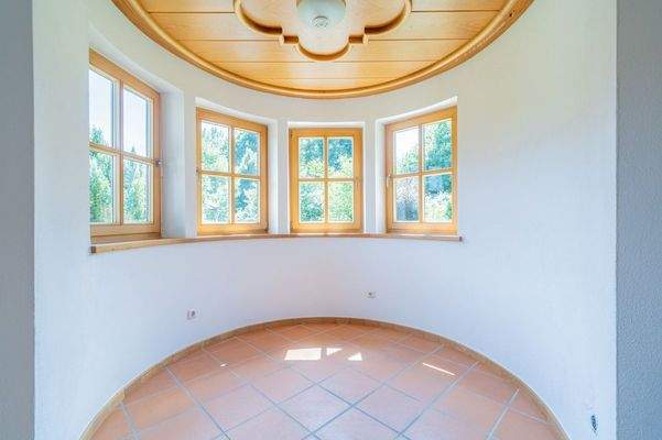 Lichtdurchfluteter Erker mit Ausblick ins Grüne