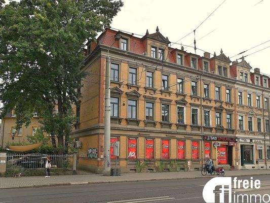 Straßenseite mit Eingangsbereich