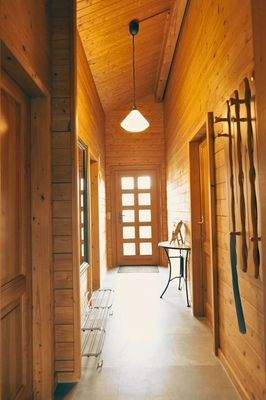 Flur mit Eingangstür.jpg