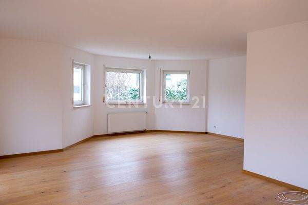 Großzügiger Wohnbereich mit viel Tageslicht