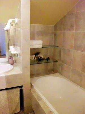 Eines von zwei freundlichen Bädern