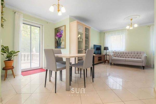 LICHTDURCHFLUTETES WOHNZIMMER