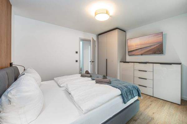 Das großzügige Schlafzimmer 