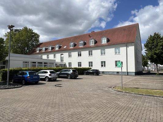 Rückansicht mit Parkflächen