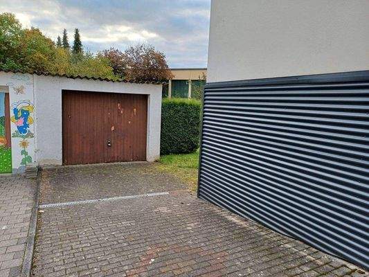 Einfahrt zur Garage und Garten