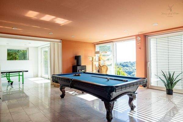 Billiardzimmer mit Fitness