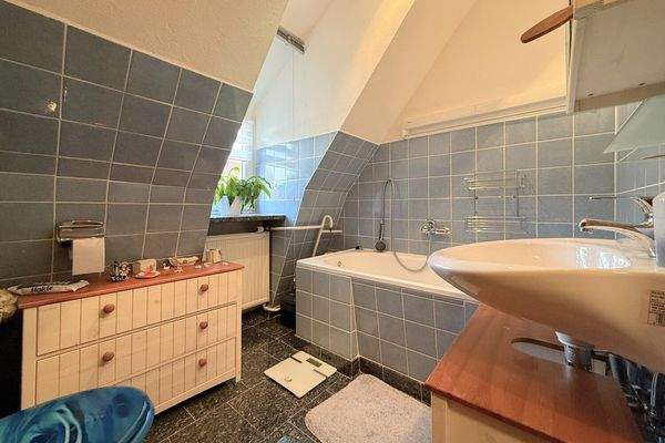 Badezimmer mit Badewanne im Dachgeschoss