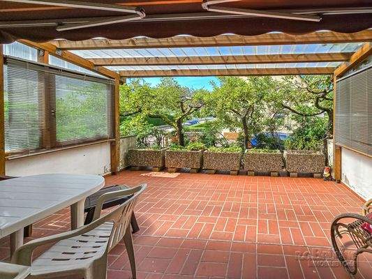 überdachte Terrasse im EG