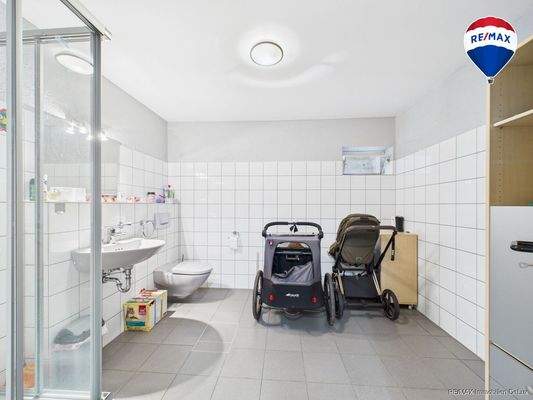 RE/MAX Immobilien DeLux Einfamilienhaus Mettlach-Weiten Badezimmer KG