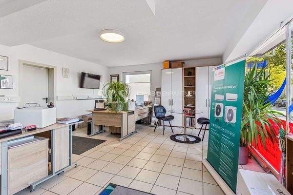 Gewerbe rechts - Hausnummer 9