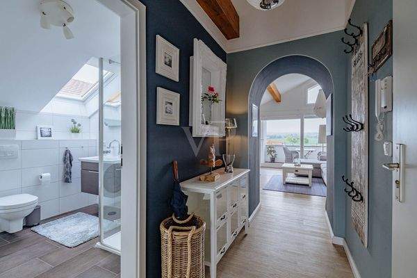 Flur mit Blick ins Bad