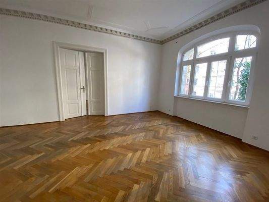 Wohnzimmer mit Flügeltür