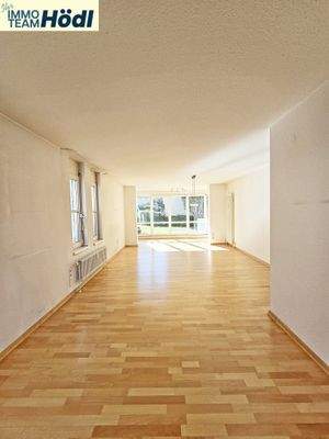 1.Foto Wohn- und Essbereich mit Wintergarten 