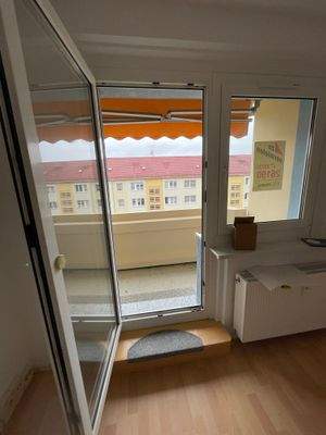 Wohnzimmer-Blick zum Balkon (inkl. Markise).jpg