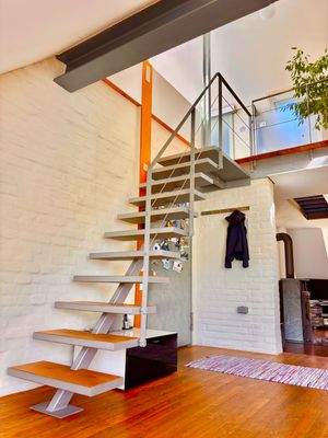 elegante Treppe zur Galerieebene