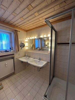 Badezimmer mit Dusche