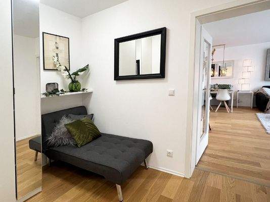 Flur mit Sitzecke/Möglichkeit für einen begehbaren Wandschrank