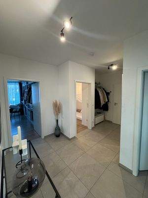 Heller Flur mit Türen