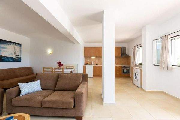 Kreta, Kournas: Spektakuläre Villa mit Tennisplatz nahe des Kournas-Sees zu verkaufen