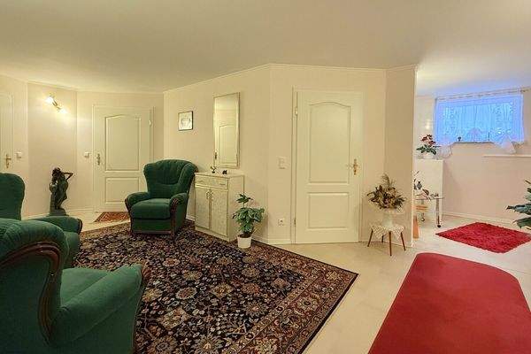 großzügiger Flur im Untergeschoss