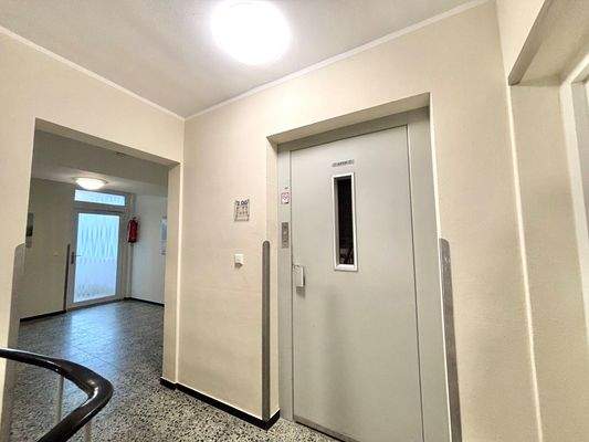 Hausflur mit Aufzug.jpg