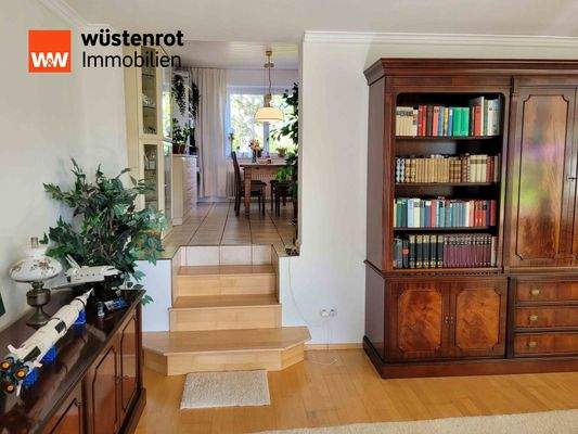 Blick vom Wohnzimmer auf das erhöht liegende Esszimmer