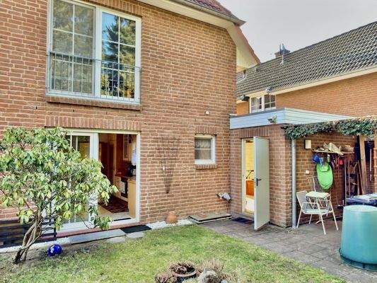 Rückseite des Hauses und Tür zur Garage