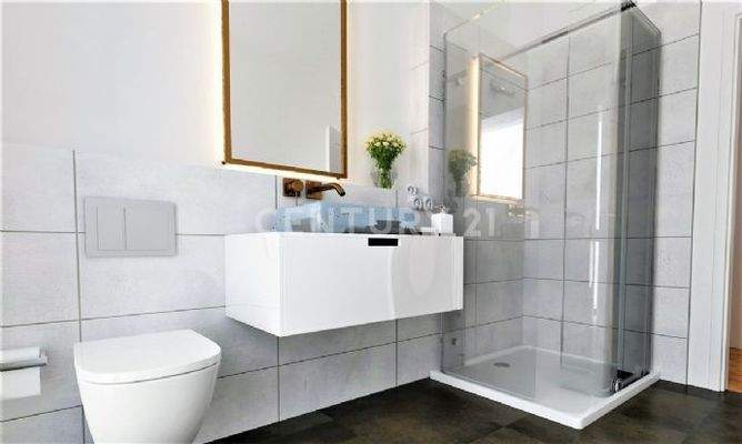 Badezimmer mit bodenebener Dusche 