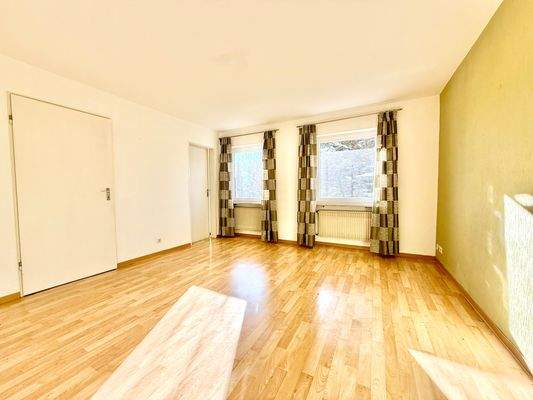 UG: kleine separate 1-Zimmer Einheit mit Badezimmer und Küchenzeile