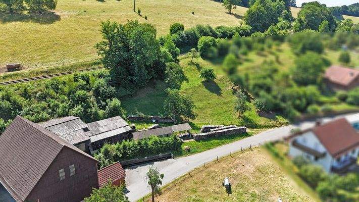 Grundstück neben dem Hof