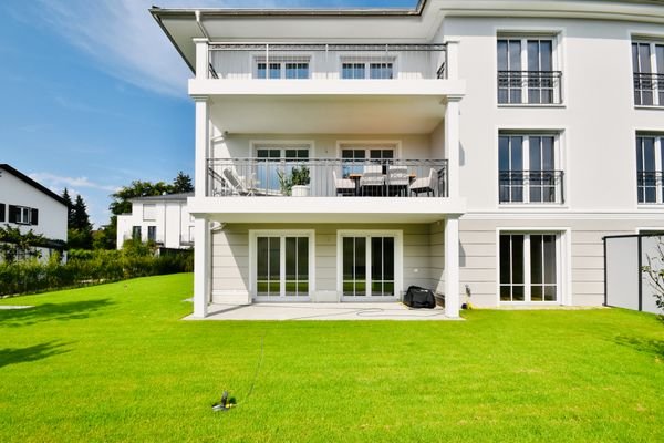 GARTEN UND ÜBERDACHTE TERRASSE