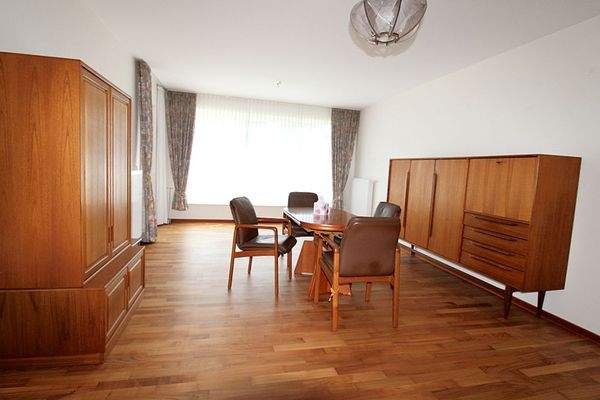 Geräumiger Wohn- und Essbereich mit bodentiefer Fensterfront