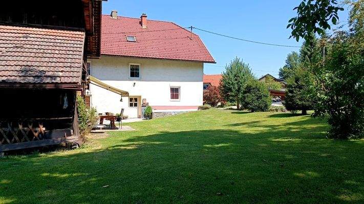 Garten + Sitzecke vorm Nebengebäude