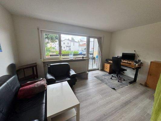 Wohnbereich mit Zugang zum balkon