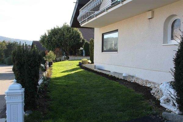 Seitliche Gartenansicht