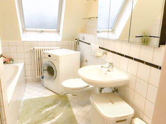 Wannen-/Duschbad (baugleiche Wohnung)