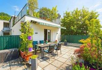 große Dachterrasse mit Blick ins Grüne und auf Schloss Laudon