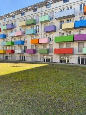 Außenansicht mit den typischen bunten Balkonen