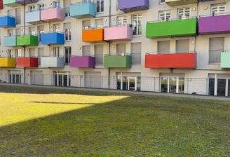 Außenansicht mit den typischen bunten Balkonen