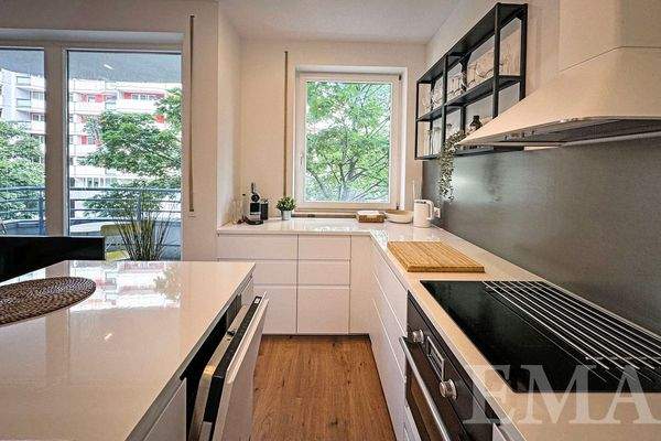 Küche mit Geschirrspülmaschine