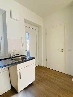 Moderne Küche, helle Wände