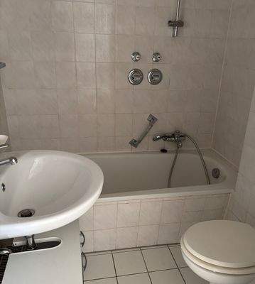 Bad mit Wanne und WC