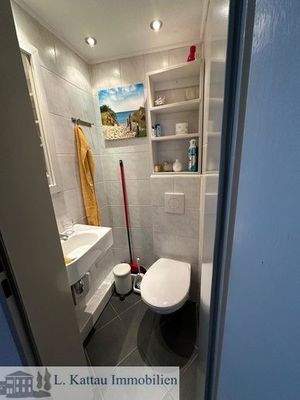 heller WC-Bereich mit einem Waschbecken