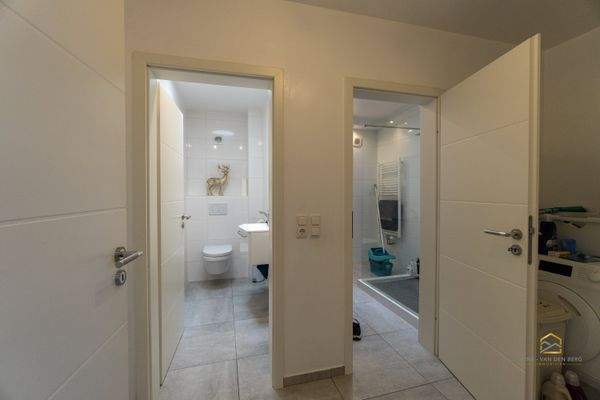 Badezimmer und Waschmaschinenraum (Wohnung)