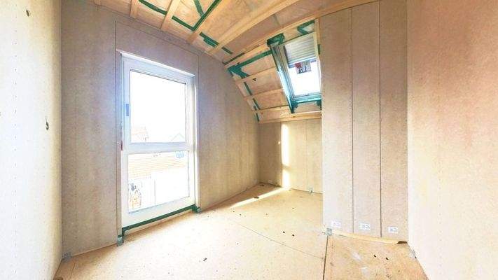 Platz für Badewanne und Dusche im zukünftigen Vollbad des Dachgeschosses mit Fenster und Oberlicht