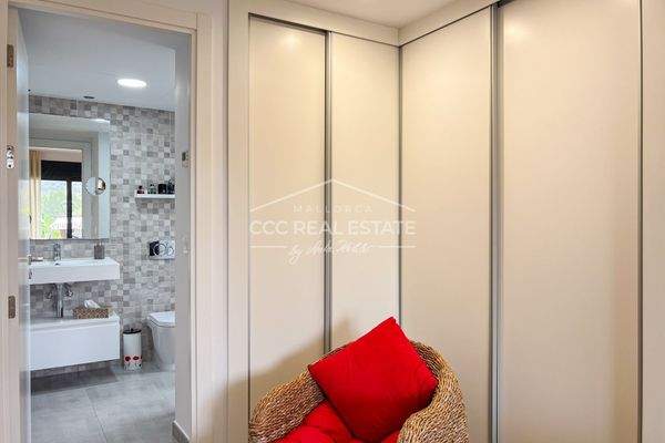 ...mit Einbauschränken und...